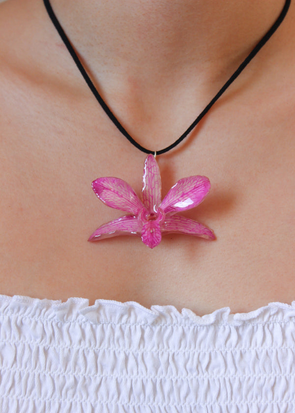 Collar de orquídeas en resina, regalo perfecto  Editar texto alternativo